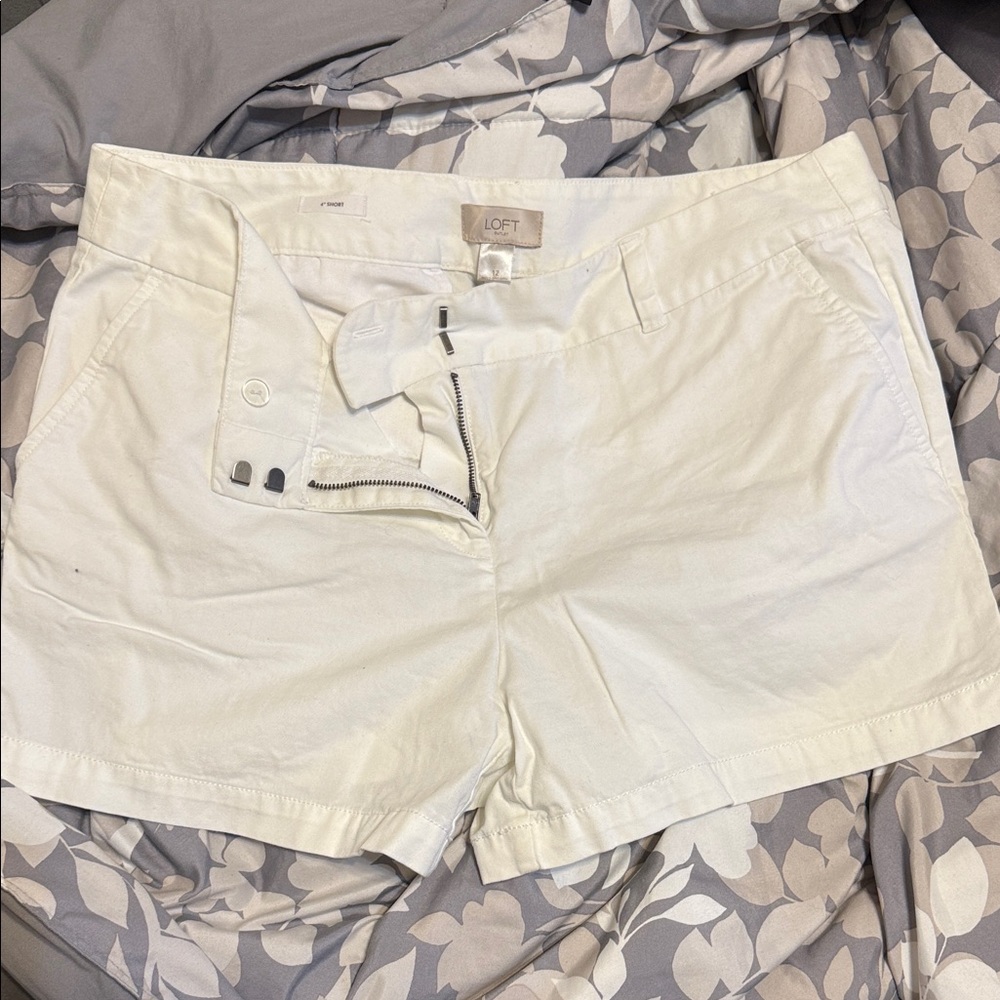 LOFT Women's Cream Shorts